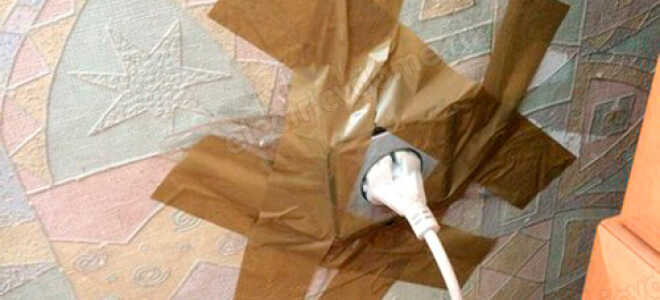 Как быть если розетка выпадает из стены