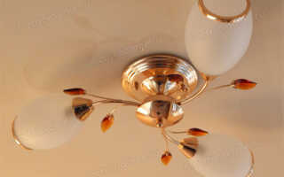 Как повесить люстру на натяжной потолок