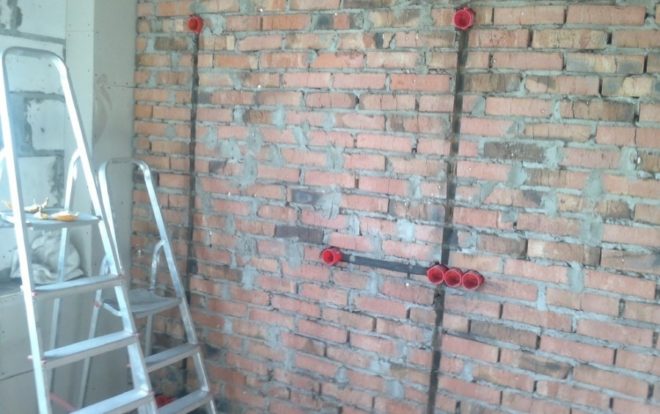 Штробы в кирпичной стене