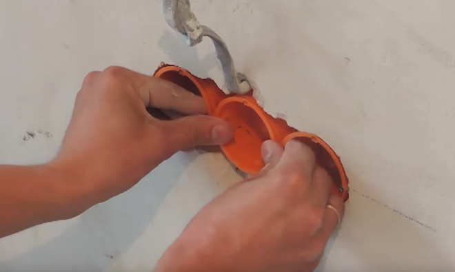 примеряем подрозетник