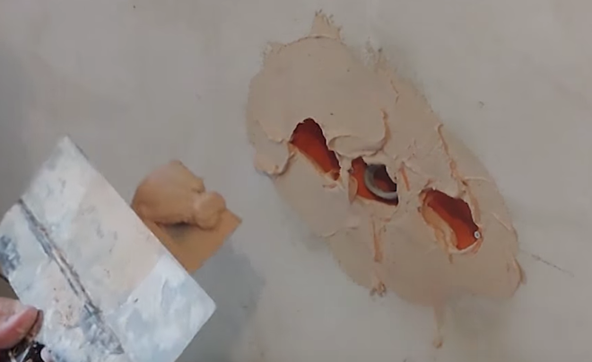 замазываем подрозетник и выравниваем раствор