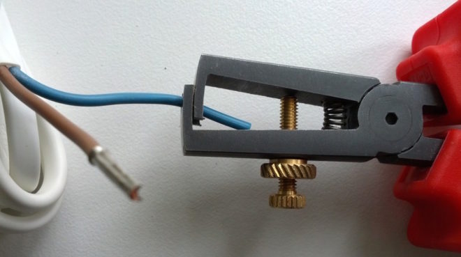 очистка изоляции с провода специальными клещами