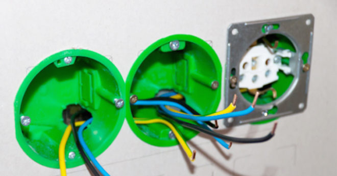 закрепление розетки в подрозетнике