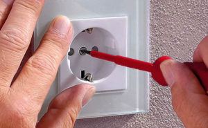 установка крышки розетки