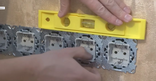 проверка горизонтальности рамок розеток по уровню