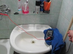 Напряжение на корпусе