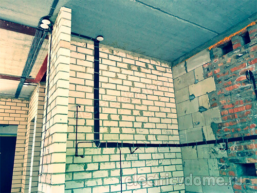 что сначала штукатурка или электрика