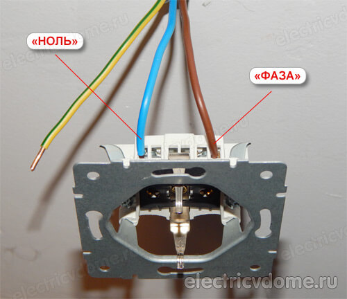 фаза в розетке справа ноль слева