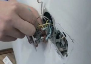 Извлекаем старый выключатель из подрозетника