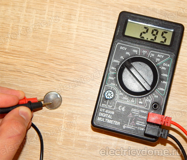 измерение напряжения батарейки_izmerenie napryazheniya baratejki