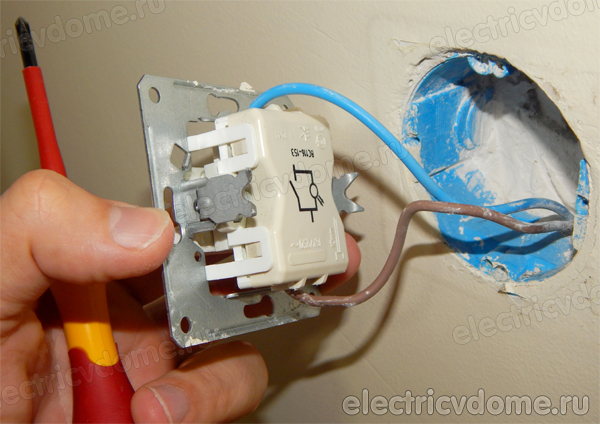 извлекаем механизм выключателя из подрозетника