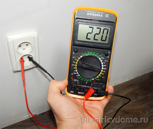 как проверить напряжение в розетке мультиметром