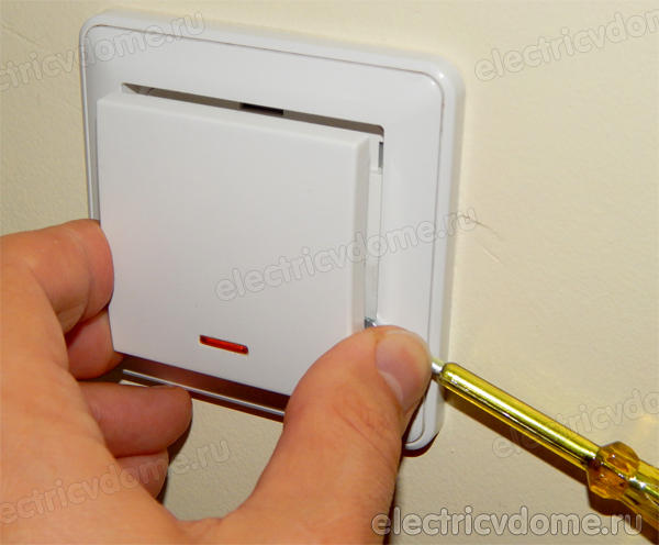 как разобрать одноклавишный выключатель