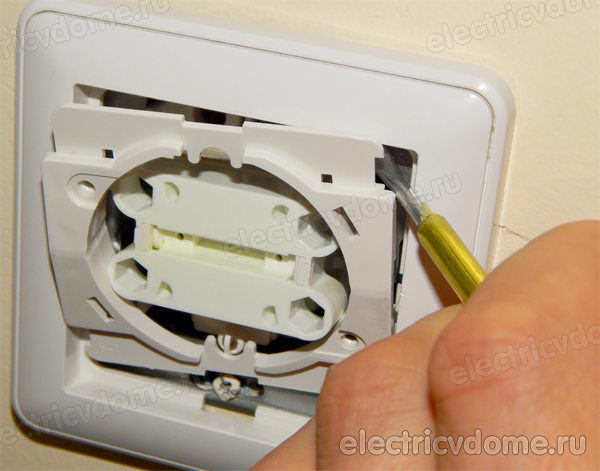 как снять выключатель света