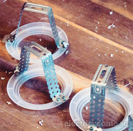 как закрепить точечный светильник