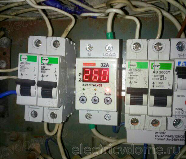 как защитить холодильник от скачков напряжения