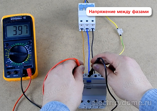 напряжение между двумя фазами