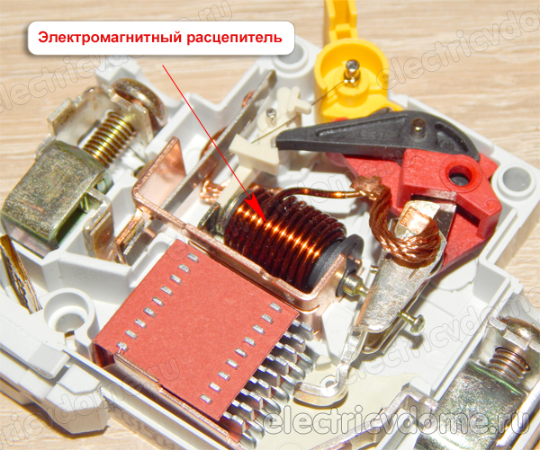 почему гудит автомат в щитке_pochemu gudit avtomat v shchitke