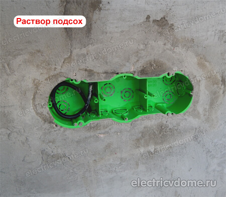 подрозетник закреплен в стене