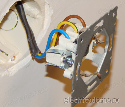 правильное положение фазы в розетке