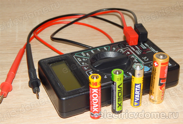 проверяем батарейки мультиметром