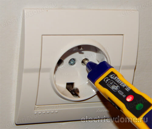с какой стороны фаза в розетке