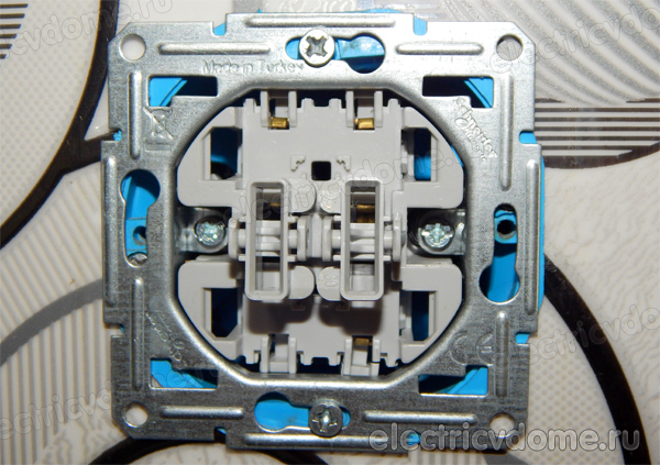 снимаем двухклавишный выключатель