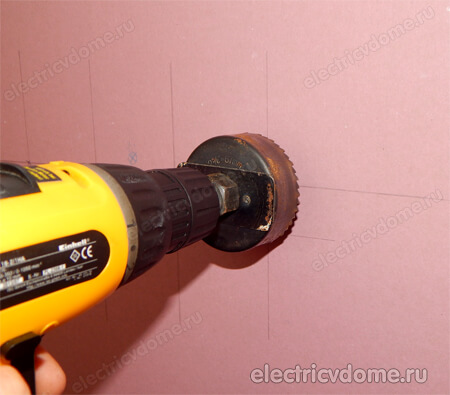 ставим сверло на отмеченной точке ставим сверло на отмеченной точке