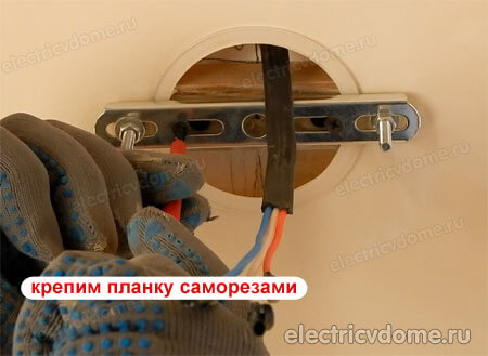 установка люстры на потолок