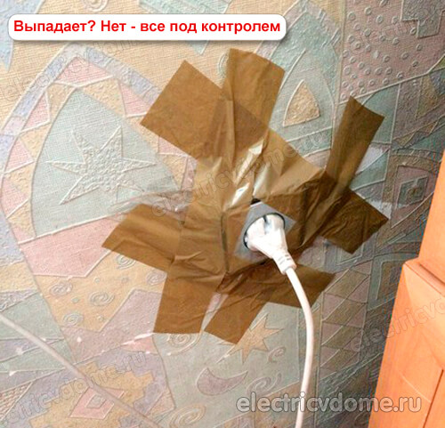 выпала розетка из стены