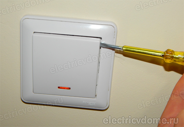 вытаскиваем клавишу отверткой