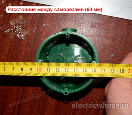 замеряем расстояние между саморезами